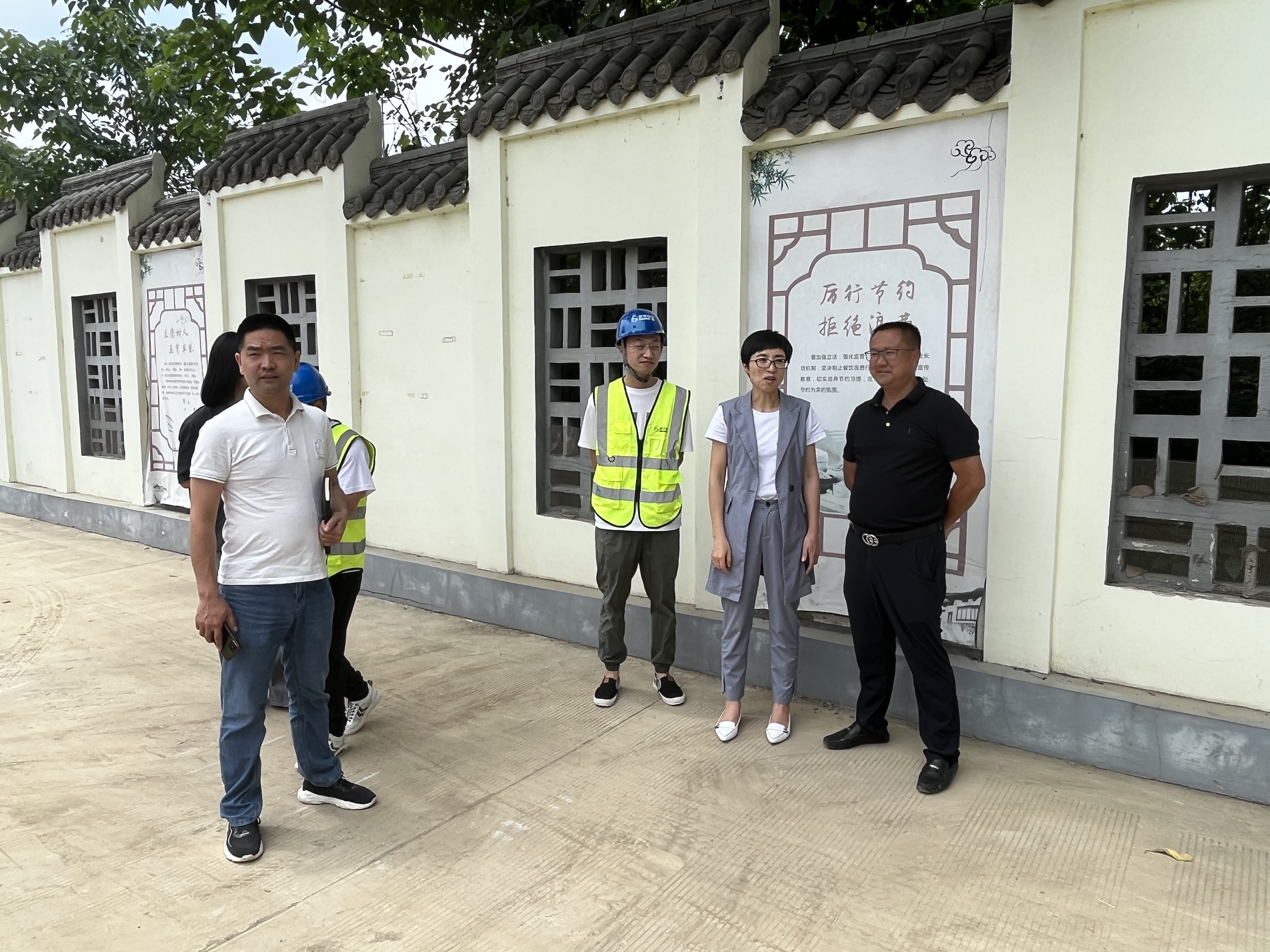興華生態公司副總經理霍霞調研桂林小學新建工程項目